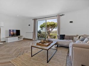 La NartelleにあるGolf et Mer C5のソファとテーブルのあるリビングルーム