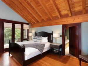 1 dormitorio con cama y techo de madera en Kadenwood 2924 en Whistler
