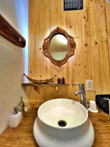 y baño con lavabo blanco y espejo. en New Open!SHIZENTOYA Privete cottage for nature experience LakeView!, en Sobetsu