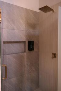 um chuveiro com uma porta de vidro na casa de banho em Quinta Pichón em Tepic