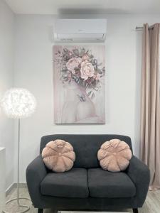 sala de estar con sofá negro y 2 almohadas en Studio apartman Perla en Split