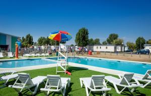 Πισίνα στο ή κοντά στο Caravan at Seawick Holiday Park Close to Beach