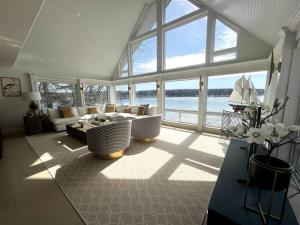 una gran sala de estar con una gran ventana de cristal en Luxury 1000 Island's Waterfront Home, en Pittsburgh