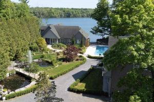 - une vue aérienne sur une maison avec une piscine dans l'établissement Luxury 1000 Island's Waterfront Home, à Pittsburgh