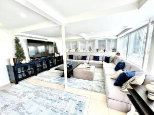 Una gran sala de estar con un sofá y un televisor. en Luxury 1000 Island's Waterfront Home, en Pittsburgh