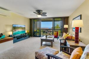 un soggiorno con un divano e una TV di Nihi Kai 802 - Ocean Views a Kipu