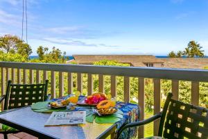 un tavolo su un balcone con frutta di Nihi Kai 802 - Ocean Views a Kipu