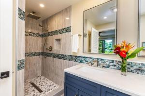 un bagno con lavandino e doccia di Nihi Kai 802 - Ocean Views a Kipu