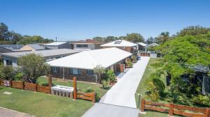 uma vista aérea de uma casa com um telhado branco em Akuli By The Sea Unit 3 em Iluka