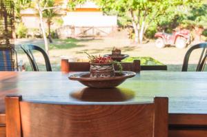 una mesa con un tazón con una planta. en Morada Toniatti, en Barra Grande