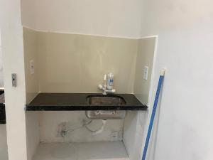 a bathroom with a sink in a room at Suítes flat mobiliados com área de lazer picina in Araguaína
