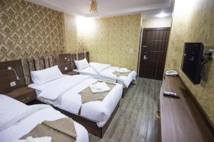 Postel nebo postele na pokoji v ubytování Beirut Hotel 2 New