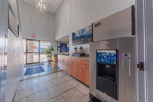 uma grande cozinha com um frigorífico e um fogão em Travelodge by Wyndham Colorado Springs Airport/Peterson AFB em Colorado Springs