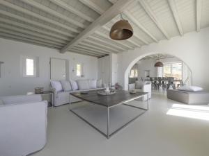 sala de estar con muebles blancos y mesa en Villa Prive 88 Mykonos, en Fanari
