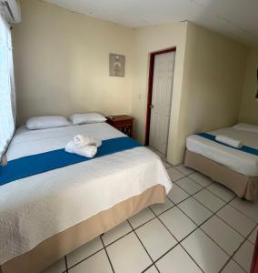 サン・フアン・デル・スルにあるHotel Ocean Viewのベッドルーム1室(ベッド2台、タオル付)