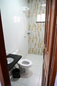 ein kleines Bad mit WC und Waschbecken in der Unterkunft Boa vista, Hotel Jardim Tropical in Boa Vista