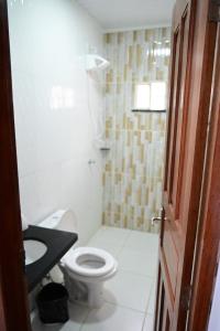 a bathroom with a toilet and a sink at Boa vista, Hotel Jardim Tropical in Boa Vista