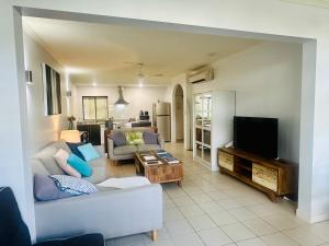 TV a/nebo společenská místnost v ubytování Apartment in Palm Cove