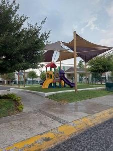 un parque con parque infantil con dosel en Alojamiento Entero Monterrey Airport, en Monterrey