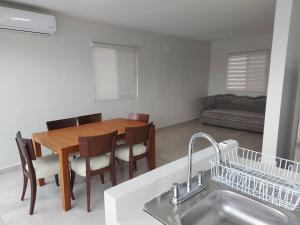 - une cuisine et une salle à manger avec une table et des chaises dans l'établissement Alojamiento Entero Monterrey Airport, à Monterrey