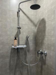 eine Dusche mit Duschkopf im Bad in der Unterkunft La Villa Mirabelle 2min d'Arromanches-les-Bains in Tracy-sur-Mer