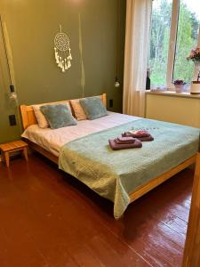 um quarto com uma cama com duas toalhas em Sprīdīši 