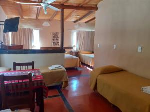 蒂爾卡拉的住宿－Hotel Punta Corral，酒店客房设有两张床和一张桌子。