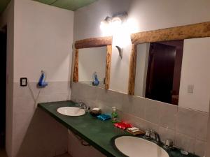蒂爾卡拉的住宿－Hotel Punta Corral，一间带水槽和镜子的浴室