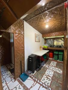 einen Innenblick auf ein Haus mit einem Tisch in einem Zimmer in der Unterkunft Eco Park - Albur Rental Properties in Alburquerque