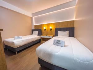 a hotel room with two beds in a room at Departamento de Estreno in Huaraz