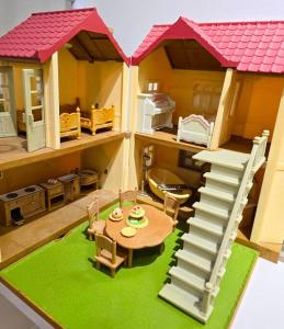 ein Puppenhaus mit einem Tisch und einer Küche in der Unterkunft Kiddie Hostel Unit30A-kids and pets friendly in Subic bay freeport zone in Kababae