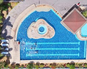 - une vue sur la piscine avec un parasol dans l'établissement Manila BayView Rental- Luxury 1,2,3,4 BR Condos with BALCONY POOL BAYVIEW - FULL SERVICE AVAILABLE, à Manille