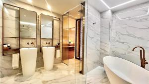 a bathroom with two sinks and a mirror at Hotel Alfonso IX in Sarria