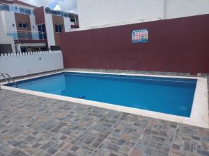 una piscina frente a un edificio en Casa Carmona, en Mendoza