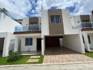 ein großes weißes Haus mit Auffahrt in der Unterkunft Casa Carmona in Mendoza