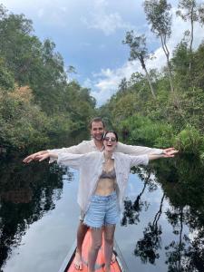 een man en een vrouw op een boot in het water bij Cakrawala in Kumai