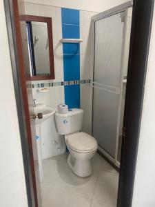 małą łazienkę z toaletą i umywalką w obiekcie Hotel Milenium w mieście Yopal