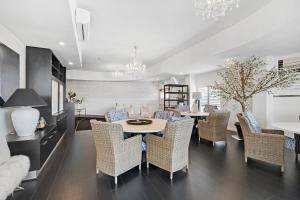 een eetkamer met een tafel en stoelen bij Airport Hotel Sydney in Sydney