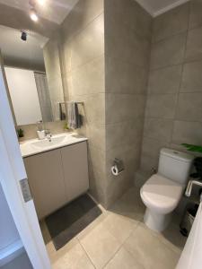 アントファガスタにあるEdif Robleのバスルーム(トイレ、洗面台付)