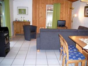 - un salon avec un canapé et une table dans l'établissement Reiher 6, à Mirow