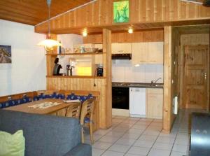 - une cuisine et une salle à manger avec une table et des chaises dans l'établissement Reiher 6, à Mirow