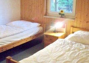 - 2 lits jumeaux dans une chambre avec fenêtre dans l'établissement Reiher 6, à Mirow