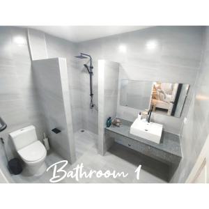 3BR Villa, Bangrak Beach, Koh Samui في كوه ساموي: حمام مع مرحاض ومغسلة ومرآة