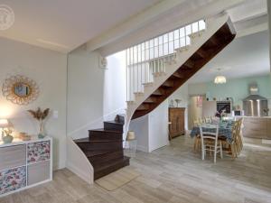 Gallery image of Gîte familial avec sauna, jacuzzi, jardin clos et équipements complets à Neulise - FR-1-496-260 in Neulise
