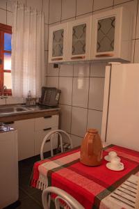 A kitchen or kitchenette at Pousada Chalés Além do Paraíso