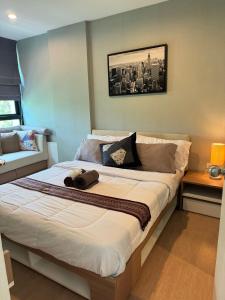 Una cama grande en una habitación con en zcape 2 boat avenue by sahana, en Ban Thalat Choeng Thale