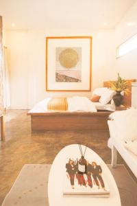 ein Wohnzimmer mit einem Bett und einem Tisch in der Unterkunft The Living Room Siargao in General Luna