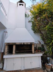 un four blanc avec un toit blanc à côté d'un bâtiment dans l'établissement "La Almagro", à San Fernando del Valle de Catamarca 15 autres photos