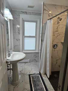 a bathroom with a sink and a shower at France and Flowers Guest House in Stratford