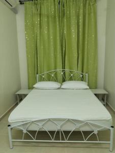 Una cama o camas en una habitación de HawaHumaira Homestay